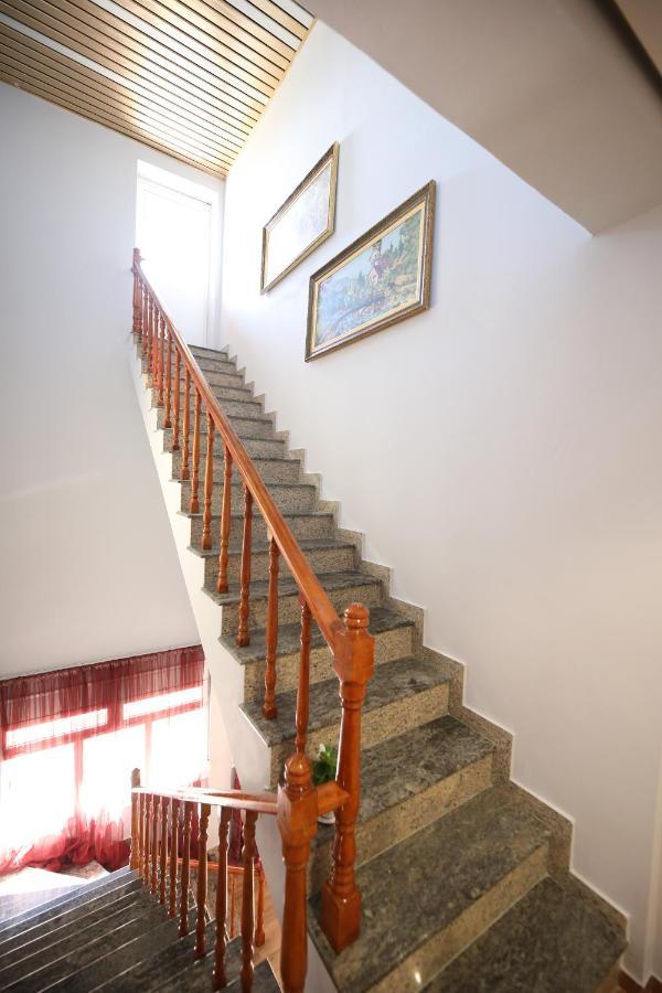 Ulcas Guest Huse Bed & Breakfast Vlore Exterior photo